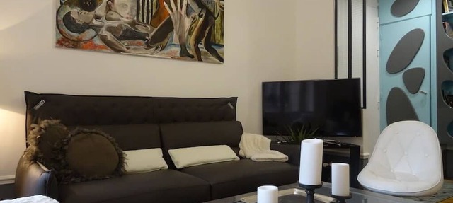 Luxury stay with champagne in an Artist's Atelier In The 5th