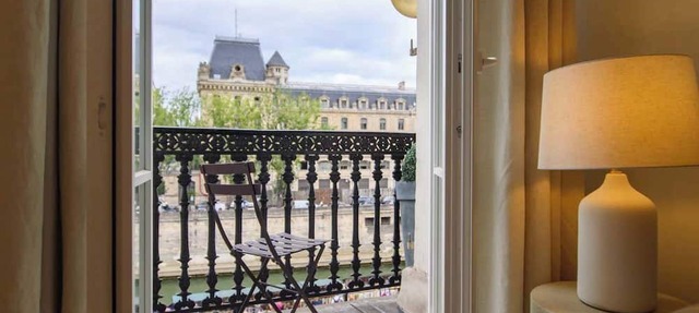 Riverside Apt with Balcony & Notre Dame Views