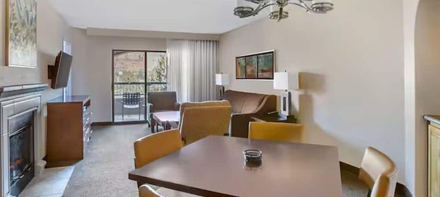 1 BDRM SLEEPS 4~ RED ROCKS AREA~10 MINS TO DOWNTOWN~HIKING, TRAILS, HEATED POOLS