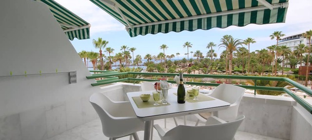 Luxury apartment on the first line of El Duque D11