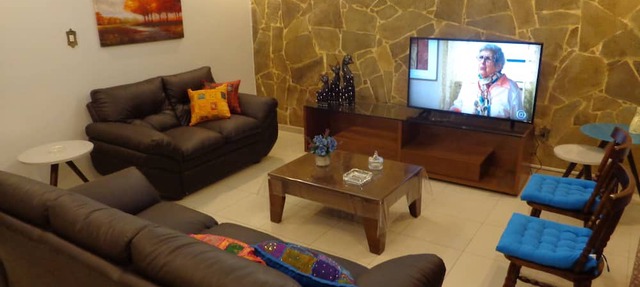 MAKE YOURSELF AT HOME! Spacious, 4 bedrooms, air conditioning, free Wi-Fi, close to the street market!