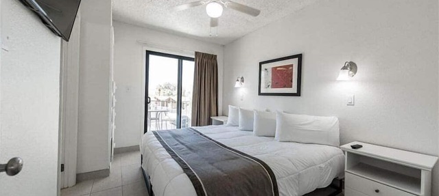 201 Private Suite, Near Old Town, Feels Like Home!