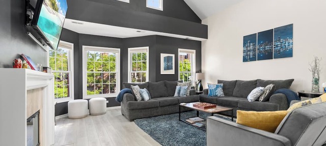 Dramatic Wrigley Loft +PRIVATE Rooftop, Center of Wrigley, Ranked GUEST FAVORITE