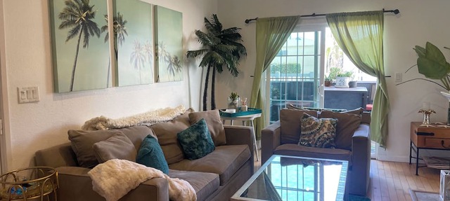 2 blocks 2 Beach Beautiful Condo with Pool