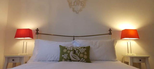 Homely 2 bed apartment in the vibrant Morningside area of Edinburgh.