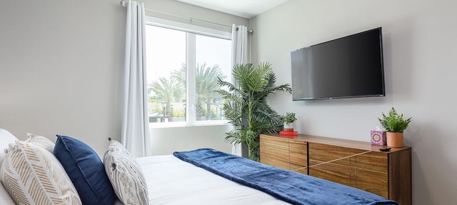 Resort-Style 2bed Condo 3 Miles to Disney