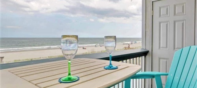 Charming & Cozy 1st Floor Oceanfront and Beachfront Studio-Newly Renovated!