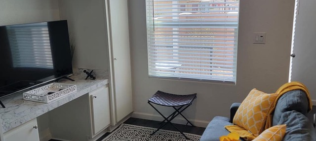 Cozy studio ADU in lovely Los Angeles with refreshing AC near SoFi Stadium