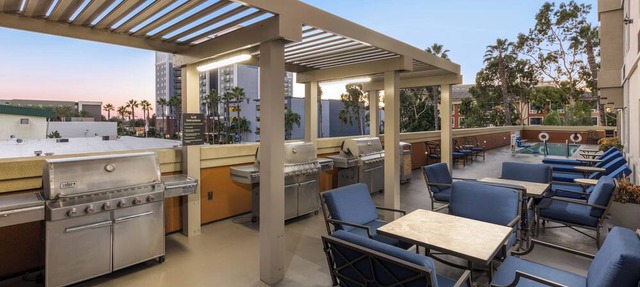 California Getaway! With Full Kitchen, Pet-friendly and Pool!