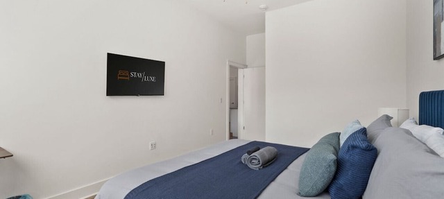 City Lights Retreat - Pool, Central, Free Parking