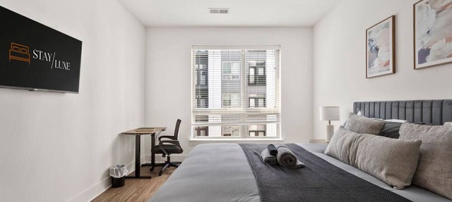 Uptown Escape - Free Parking, Pool, Walkable