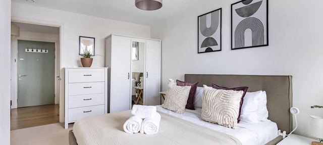 Bright 1BR with City Views by King's Cross