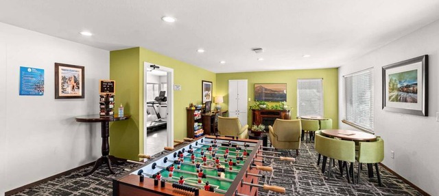 2x2BR Bavarian Retreat, Hot Tub, 1 Mi to Downtown