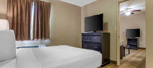 1 Queen Bed | Mob Acc Tub Ste Nsmk Sb Micfri