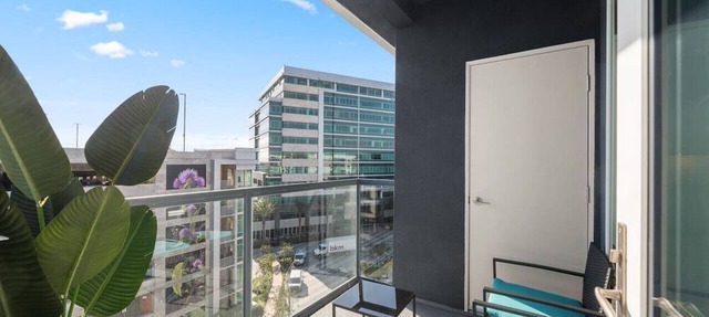 Luxe Penthouse: King Beds, Pool, Spa, Gym, Parking