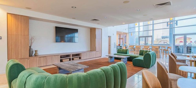 Stylish ASU Stay | Pool Gym Balcony Parking W&D