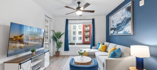 Deluxe Penthouse Paradise: Heated Pool, Gym, Games. Parking