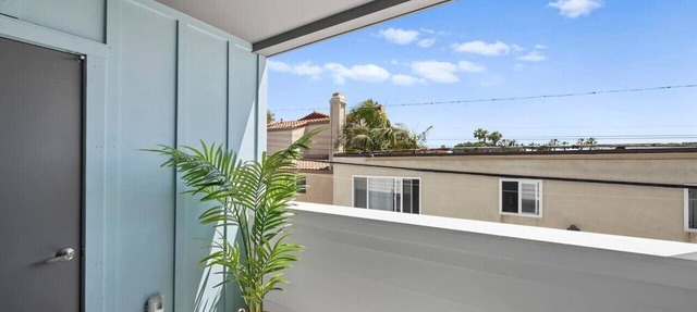 Coastal King Bed Villa, Steps from Beach, Parking!