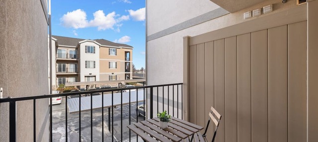 Stylish & Spacious w/King Beds, Mountain Views, Gym, Frwy Access & 2 Balconies!
