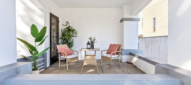 Comfortable, easy access, prime location, King-size bed!