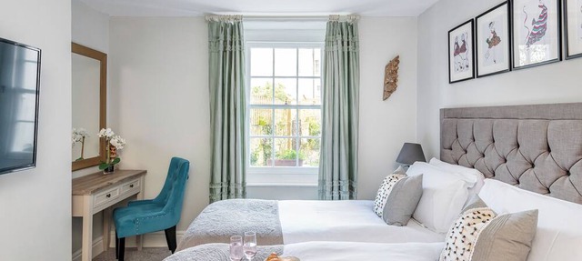 Fabulous 2 bedroom garden apartment very close to town centre