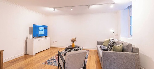 Bright 1BR flat in historic London. Sleeps 4 Just 2 mins from tube