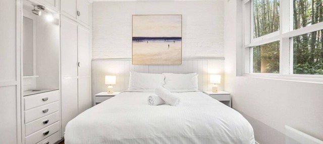 Charming 1-Bed with Fireplace by the Beach