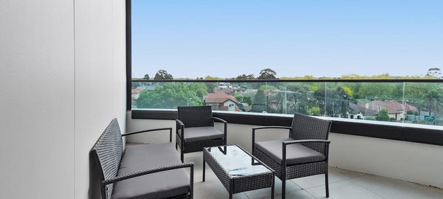 Generous 2-Bed Apartment with Great Amenities