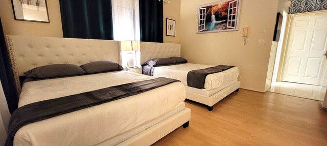 Private Studio suite by Beverly Hills w 2 Queen beds. 5 minutes to Rodeo Drive!