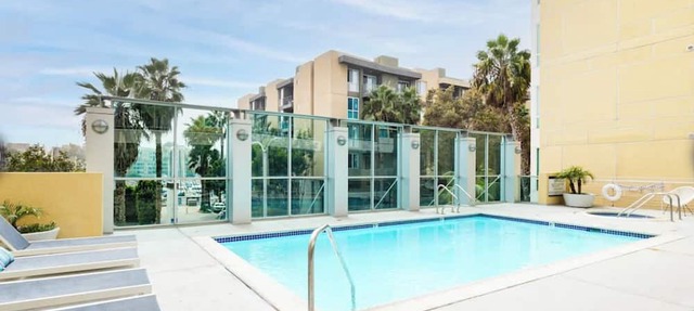 Nautilus' Waterfront Retreat Full Marina View, Walk to Beach Pool hot tub Sauna
