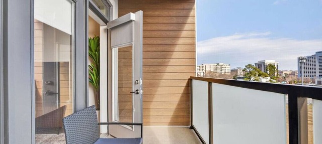 Queen City Breeze - Free Parking, Pool, Walkable