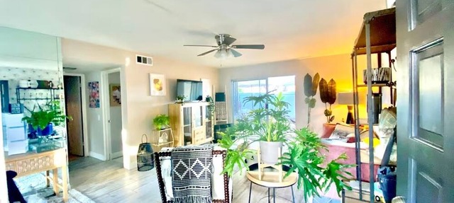 Artful Plant-Filled Beach Rtreat W/Pvt Backyard and 8 minutes from the Beach!