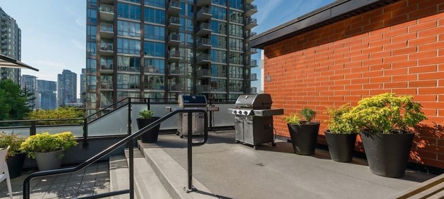 Stylish 1BR Suite in Yaletown w/Balcony & Views