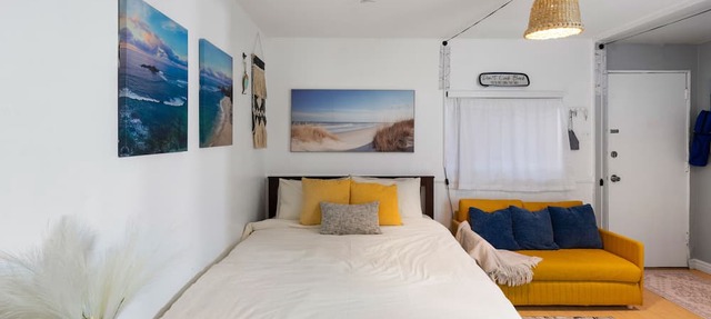 Cozy Studio Retreat - Rooftop - Panoramic Ocean Views