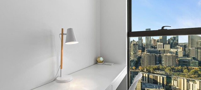 Skyline Dreams: 3BR Luxury Above Docklands / City Views & Pool