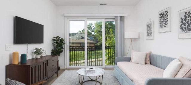 Sleeps 20, 3 Condos Side-by-Side, 10 minutes to Broadway