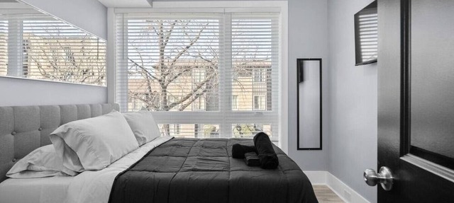 New Luxury Unit 2 bed+ Laundry+ Parking