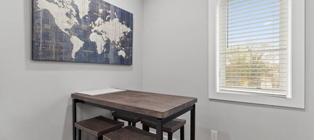 Stylish Renovation+Parking+Quaint City Living Flat