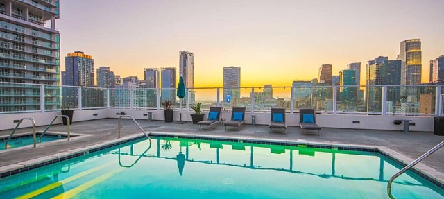 DTLA 2BR | Rooftop Jacuzzi & Sunset Views!