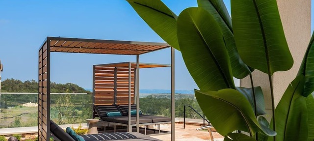 Landing | Chic 2BD, Clubhouse, Pool
