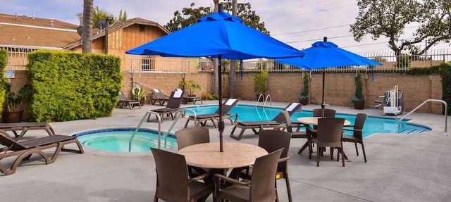 1 King Bed | Near LAX & SoFi Stadium | Gateway to LA Attractions