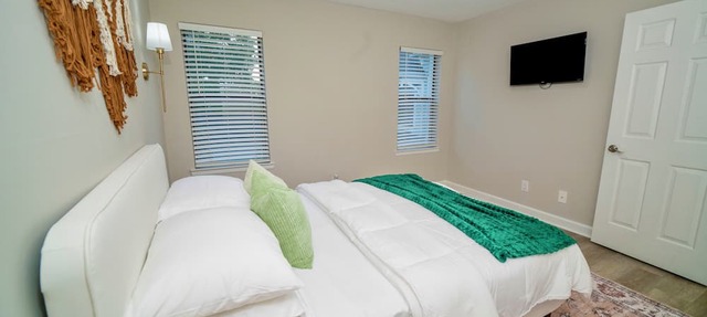 UptownLUXE Retreat~Walk to BOA/Spectrum~Free Parking~ W/D~ 2BR