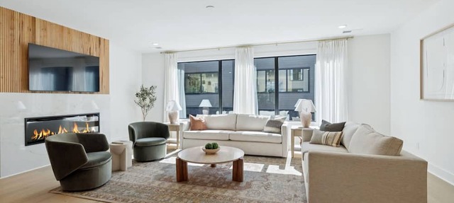 Luxury townhome w/rooftop hot tub & skyline views