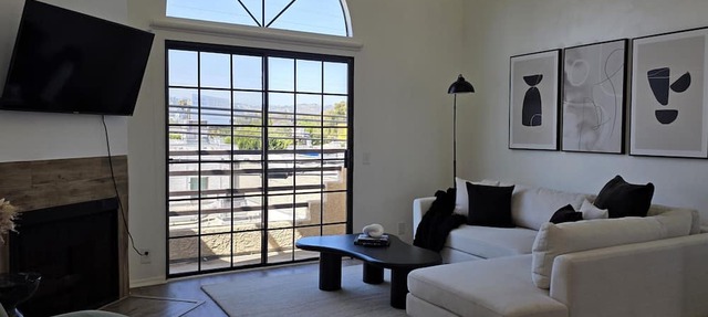 Stylish 2 bedroom + loft with rooftop patio and views near Beverly Hills