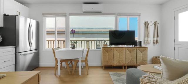 Beachside 1BR Escape-King Bed +Full Kitchen
