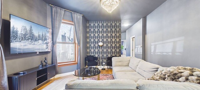 The Dakin Estate: 4BR Art Deco speakeasy duplex in Wrigleyville, 5 min from Wrigley Field. Designed for groups, it blends curated interiors, elevated finishes, and entertainment-focused spaces for Cubs games, concerts, and Chicago nightlife.
