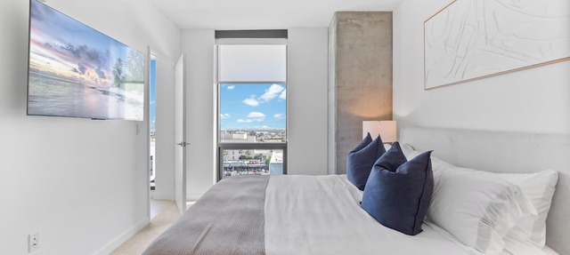 Stunning Hollywood Views: 2BR Steps from Walk of Fame + Rooftop