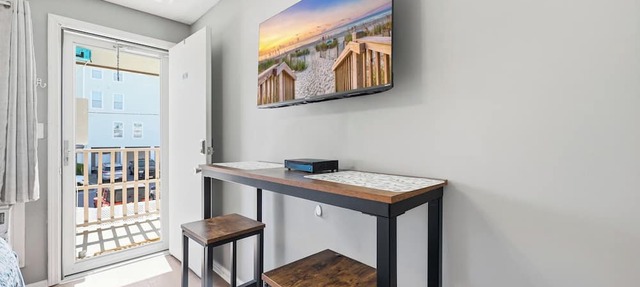 Paws & Palms-Pet Friendly-Pool-Free Parking