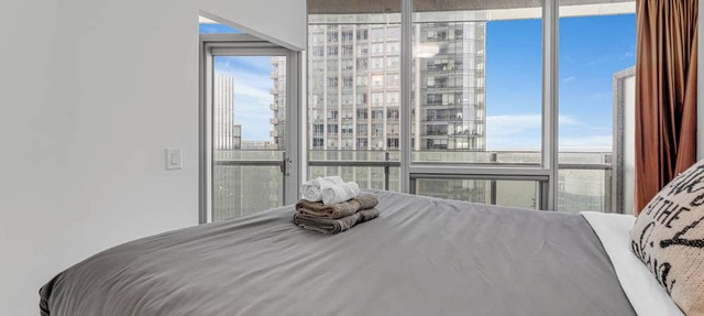Luxury Sventy Hotel Downtown Toronto| Steps to CN Tower & Waterfront W/Parking