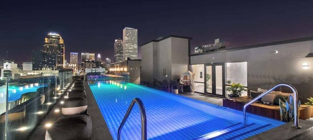 Prime Location King Bed+Gym+Rooftop Pool Hotel